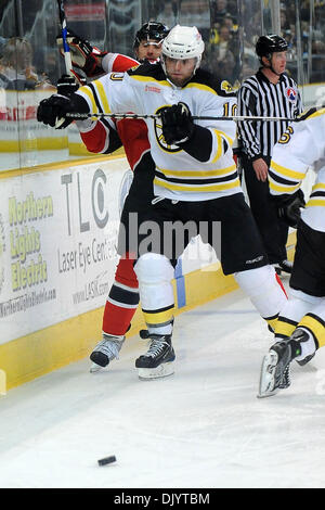 10 déc., 2010 - Providence, Rhode Island, United States of America - avec le tournage à peu près la même Pitates ont trouvé le fond du filet qu'ils continuent pour gagner 5-1. Avant Bruins Juaj Simek (# 10) (Crédit Image : © Jim Melito/global/ZUMAPRESS.com) Southcreek Banque D'Images