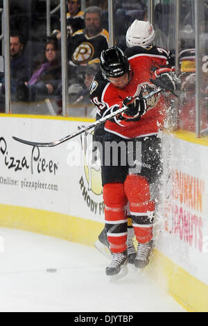 10 déc., 2010 - Providence, Rhode Island, United States of America - avec le tournage à peu près la même Pitates ont trouvé le fond du filet qu'ils continuent pour gagner 5-1. Pirates (RW) Maxime Legault (# 29) (Crédit Image : © Jim Melito/global/ZUMAPRESS.com) Southcreek Banque D'Images