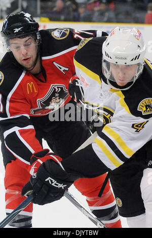 10 déc., 2010 - Providence, Rhode Island, United States of America - avec le tournage à peu près la même Pitates ont trouvé le fond du filet qu'ils continuent pour gagner 5-1. Le défenseur des Bruins, Iouri Alexandrov (# 4) (Image Crédit : © Jim Melito/global/ZUMAPRESS.com) Southcreek Banque D'Images