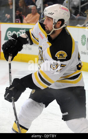 10 déc., 2010 - Providence, Rhode Island, United States of America - avec le tournage à peu près la même Pitates ont trouvé le fond du filet qu'ils continuent pour gagner 5-1. Le défenseur des Bruins Cody Wild (# 37) (Crédit Image : © Jim Melito/global/ZUMAPRESS.com) Southcreek Banque D'Images