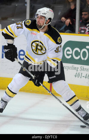 10 déc., 2010 - Providence, Rhode Island, United States of America - avec le tournage à peu près la même Pitates ont trouvé le fond du filet qu'ils continuent pour gagner 5-1. Le défenseur des Bruins Cody Wild (# 37) (Crédit Image : © Jim Melito/global/ZUMAPRESS.com) Southcreek Banque D'Images