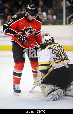 10 déc., 2010 - Providence, Rhode Island, United States of America - avec le tournage à peu près la même Pitates ont trouvé le fond du filet qu'ils continuent pour gagner 5-1. Pirates Centre Paul Byron (# 12) (Crédit Image : © Jim Melito/global/ZUMAPRESS.com) Southcreek Banque D'Images