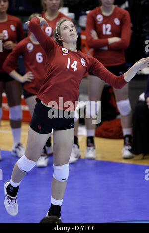 10 déc., 2010 - University Park, PA, États-Unis d'Amérique - New York Milieu Sallie McLaurin, sert dans un ballon de volley-ball NCAA tournoi national de jeu où l'Université Penn State a battu Indiana 3 sets à rien et maintenant l'avance à la finale du Championnat régional contre le Duc. (Crédit Image : © Bill Streicher/global/ZUMAPRESS.com) Southcreek Banque D'Images