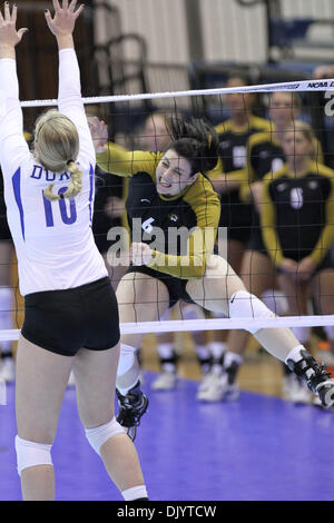 10 déc., 2010 - University Park, PA, États-Unis d'Amérique - Missouri Hitter Julianna Klein (# 6) ball passé Duc Blocker Kellie Catanach (# 10) dans un tournoi national de volley-ball NCAA jeu où Duc battu Missouri 3 jeux à 1 et maintenant l'avance à l'championnats régionaux. (Crédit Image : © Bill Streicher/global/ZUMAPRESS.com) Southcreek Banque D'Images