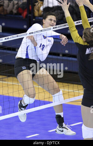 10 déc., 2010 - University Park, PA, États-Unis d'Amérique - Duc de cogneur Sophie Dunworth (# 13) hits sur toute la ligne pour l'un de ses 10 tue dans un tournoi national de volley-ball NCAA jeu où Duc battu Missouri 3 jeux à 1 et maintenant l'avance à l'championnats régionaux. (Crédit Image : © Bill Streicher/global/ZUMAPRESS.com) Southcreek Banque D'Images