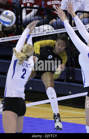 10 déc., 2010 - University Park, PA, États-Unis d'Amérique - Missouri Hitter Paola Ampudia (# 9) écrase ball pour l'un de ses 16 tue dans un tournoi national de volley-ball NCAA jeu où Duc battu Missouri 3 jeux à 1 et maintenant l'avance à l'championnats régionaux. (Crédit Image : © Bill Streicher/global/ZUMAPRESS.com) Southcreek Banque D'Images