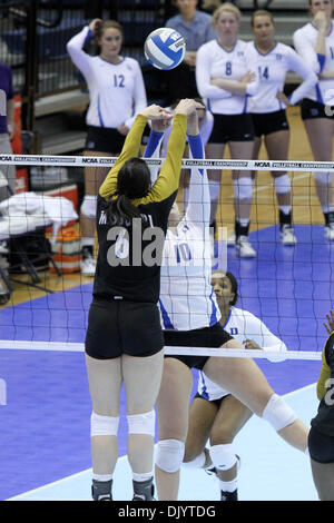 10 déc., 2010 - University Park, PA, États-Unis d'Amérique - Duc Setter Kellie Catanach Junior (# 10) et du Missouri Hitter Julianna Klein (# 9) la joute au filet pour ballon dans un tournoi national de volley-ball NCAA jeu où Duc battu Missouri 3 jeux à 1 et maintenant l'avance à l'championnats régionaux. (Crédit Image : © Bill Streicher/global/ZUMAPRESS.com) Southcreek Banque D'Images