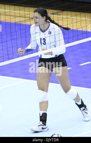 10 déc., 2010 - University Park, PA, États-Unis d'Amérique - Duc l'attaquant Junior Sophia Dunworth (# 13) célèbre un kill dans un tournoi national de volley-ball NCAA jeu où Duc battu Missouri 3 jeux à 1 et maintenant l'avance à l'championnats régionaux. (Crédit Image : © Bill Streicher/global/ZUMAPRESS.com) Southcreek Banque D'Images