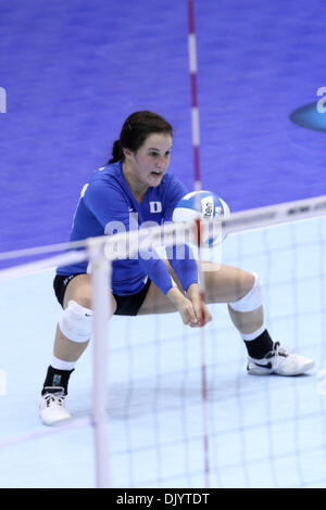 10 déc., 2010 - University Park, PA, États-Unis d'Amérique - Duc Première Libero Ali McCurdy (# 5) dans un tournoi national de volley-ball NCAA jeu où Duc battu Missouri 3 jeux à 1 et maintenant l'avance à l'championnats régionaux. (Crédit Image : © Bill Streicher/global/ZUMAPRESS.com) Southcreek Banque D'Images
