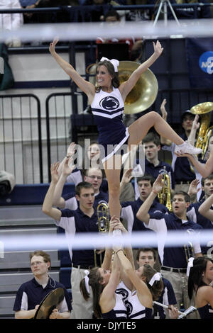 10 déc., 2010 - University Park, PA, États-Unis d'Amérique - Penn State Cheerleader dans un tournoi national de volley-ball NCAA jeu où Penn State a battu Indiana 3 ensembles à aucun et maintenant l'avance à la finale du Championnat régional contre le Duc. (Crédit Image : © Bill Streicher/global/ZUMAPRESS.com) Southcreek Banque D'Images