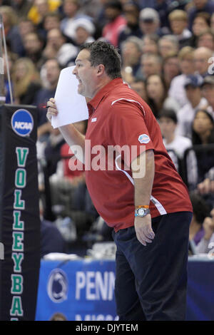 10 déc., 2010 - University Park, PA, États-Unis d'Amérique - New York entraîneur en chef Santiago Restrepo dans un tournoi national de volley-ball NCAA jeu où Penn State a battu Indiana 3 ensembles à aucun et maintenant l'avance à la finale du Championnat régional contre le Duc. (Crédit Image : © Bill Streicher/global/ZUMAPRESS.com) Southcreek Banque D'Images