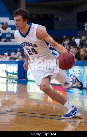 11 déc., 2010 - Buffalo, New York, États-Unis d'Amérique - Buffalo Bulls avant Dave Barnet (# 24) entraîne le basket-ball pendant un match contre les Phoenix de Green Bay à Alumni Arena. Buffalo a gagné le match 78-64. (Crédit Image : © Mark Konezny/ZUMAPRESS.com) Southcreek/mondial Banque D'Images