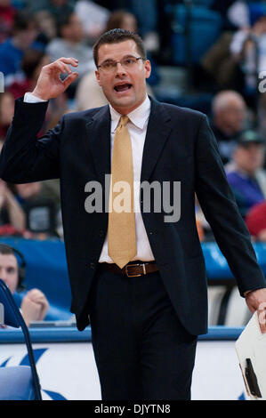 11 déc., 2010 - Buffalo, New York, États-Unis d'Amérique - Green Bay Phoenix l'entraîneur-chef Brian Wardle dirige son équipe contre les bisons mâles pendant un match au stade des anciens. Buffalo a gagné le match 78-64. (Crédit Image : © Mark Konezny/ZUMAPRESS.com) Southcreek/mondial Banque D'Images