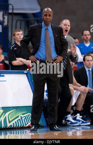 11 déc., 2010 - Buffalo, New York, États-Unis d'Amérique - Buffalo Bulls Head coach Reggie Witherspoon regarde son équipe pendant un match contre les Phoenix de Green Bay à Alumni Arena. Buffalo a gagné le match 78-64. (Crédit Image : © Mark Konezny/ZUMAPRESS.com) Southcreek/mondial Banque D'Images