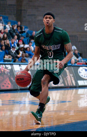 11 déc., 2010 - Buffalo, New York, États-Unis d'Amérique - Green Bay garde Phoenix Bryquis (# 0) périne en action lors d'un match contre les Buffalo Bulls à Alumni Arena. Buffalo a gagné le match 78-64. (Crédit Image : © Mark Konezny/ZUMAPRESS.com) Southcreek/mondial Banque D'Images