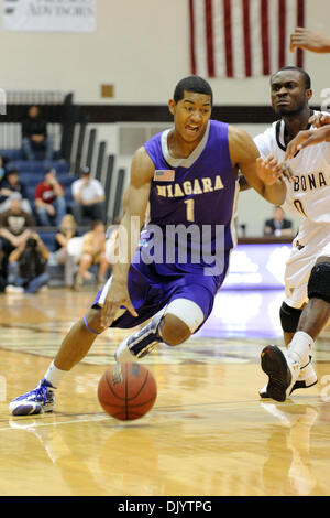 11 décembre 2010 - Saint Bonaventure, New York, États-Unis d'Amérique - Niagara Purple Eagles guard Malcolm Lemmons (1) entraîne la voie dans la première moitié contre Saint Bonaventure. Saint Bonaventure Niagara mène 30-26 à la moitié à la Bob Lanier Cour à l'Reilly Centre à saint Bonaventure, New York. (Crédit Image : © Michael Johnson/ZUMAPRESS.com) Southcreek/mondial Banque D'Images