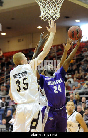 11 décembre 2010 - Saint Bonaventure, New York, États-Unis d'Amérique - Niagara Purple Eagles guard Kevon Moore (24) glisse à l'hop pour le panier dans la première moitié de l'avant depuis Saint Bonaventure Bonnies Brett Roseboro (35). Saint Bonaventure Niagara mène 30-26 à la moitié à la Bob Lanier Cour à l'Reilly Centre à saint Bonaventure, New York. (Crédit Image : © Michael Johnson/Sout Banque D'Images