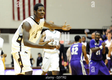 11 décembre 2010 - Saint Bonaventure, New York, États-Unis d'Amérique - Saint Bonaventure Bonnies présenté Andrew Nicholson (44) se plaint aux fonctionnaires sur un appel comme Niagara célèbre durant les premiers temps dans la seconde moitié. Défait Niagara Saint Bonaventure 69-61 pour gagner leur huitième contre détroit le Bonnies dans les aigles pourpres voyage seulement cette année pour le Bob Lanier Cou Banque D'Images