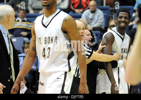 11 décembre 2010 - Saint Bonaventure, New York, États-Unis d'Amérique - Saint Bonaventure Bonnies présenté Andrew Nicholson (44) est retenu par un arbitre à la suite d'une seconde moitié altercation avec Niagara Purple Eagles avant Eric Williams (15) qui a vu les deux joueurs reçoivent des fautes techniques. Défait Niagara Saint Bonaventure 69-61 pour gagner leur huitième contre détroit le Bonnies dans le pur Banque D'Images