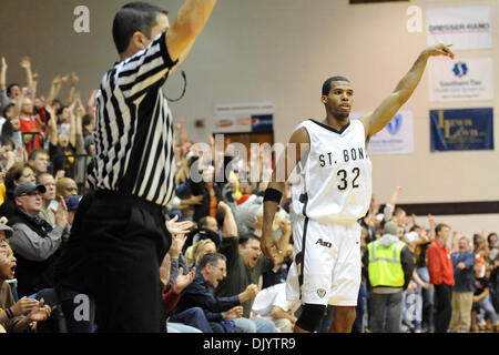 11 décembre 2010 - Saint Bonaventure, New York, États-Unis d'Amérique - Saint Bonaventure Bonnies guard Michael Davenport (32) célèbre le trois point tourné comme les fidèles Bonnies éclate à la suite de la deuxième moitié shot qui liait le match contre Niagara. Défait Niagara Saint Bonaventure 69-61 pour gagner leur huitième contre détroit le Bonnies dans les aigles pourpres voyage seulement cette année à t Banque D'Images