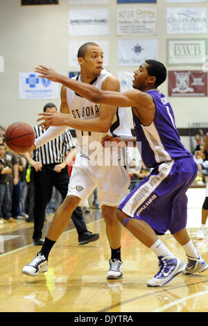 11 décembre 2010 - Saint Bonaventure, New York, États-Unis d'Amérique - Saint Bonaventure/avant garde Bonnies Demitrius Conger (11) ressemble à plat la balle comme Niagara Purple Eagles guard Malcolm Lemmons (1) s'applique la pression défensive dans la seconde moitié. Défait Niagara Saint Bonaventure 69-61 pour gagner leur huitième contre détroit le Bonnies dans la pourpre blanche seulement cette année pour le voyage Banque D'Images