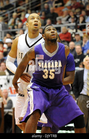 11 décembre 2010 - Saint Bonaventure, New York, États-Unis d'Amérique - Niagara Purple Eagles avant Kashief Edwards (35) Boîtes à saint Bonaventure/avant garde Bonnies Demitrius Conger (11) dans la peinture comme la paire cherche la deuxième moitié rebond. Défait Niagara Saint Bonaventure 69-61 pour gagner leur huitième contre détroit le Bonnies dans la pourpre blanche seulement cette année pour le voyage Banque D'Images