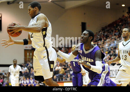 11 décembre 2010 - Saint Bonaventure, New York, États-Unis d'Amérique - Saint Bonaventure Bonnies guard Michael Davenport (à gauche) tire vers le bas l'offensive rebond dans la deuxième moitié contre Niagara. Défait Niagara Saint Bonaventure 69-61 pour gagner leur huitième contre détroit le Bonnies dans les aigles pourpres voyage seulement cette année pour le Bob Lanier Cour à l'Reilly Centre à saint Bonaventure Banque D'Images