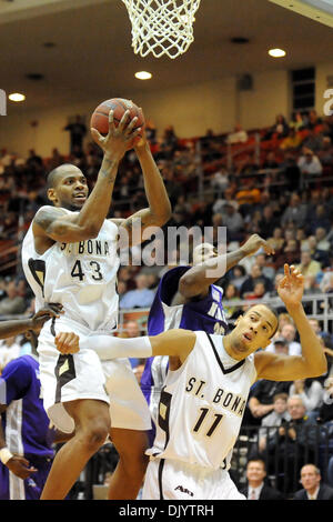 11 décembre 2010 - Saint Bonaventure, New York, États-Unis d'Amérique - Saint Bonaventure Bonnies avant Da'Quan Cook (43) abat le rebond après la lancer raté par son coéquipier saint Bonaventure/avant garde Bonnies Demitrius Conger (11) dans la seconde moitié contre Niagara. Défait Niagara Saint Bonaventure 69-61 pour gagner leur huitième contre détroit le Bonnies dans la pourpre Eagles Banque D'Images