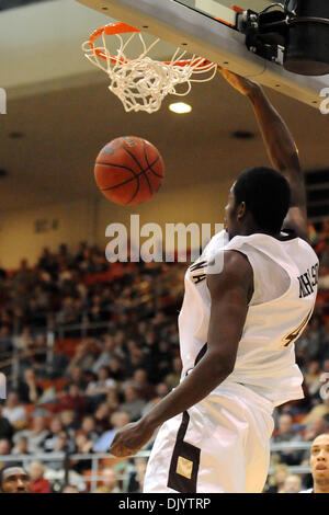 11 décembre 2010 - Saint Bonaventure, New York, États-Unis d'Amérique - Saint Bonaventure Bonnies présenté Andrew Nicholson (44) a terminé l'inverse de la confiture avec le temps passant dans le match contre Niagara. Défait Niagara Saint Bonaventure 69-61 pour gagner leur huitième contre détroit le Bonnies dans les aigles pourpres voyage seulement cette année pour le Bob Lanier Cour à l'Reilly Centre à St. Bonaventur Banque D'Images