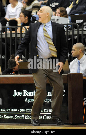 11 décembre 2010 - Saint Bonaventure, New York, États-Unis d'Amérique - Saint Bonaventure l'entraîneur-chef Mark Schmidt réagit à l'appel lors de la marche retour à l'établi vers la fin du match contre Niagara. Défait Niagara Saint Bonaventure 69-61 pour gagner leur huitième contre détroit le Bonnies dans les aigles pourpres voyage seulement cette année pour le Bob Lanier Cour à l'Reilly Centre à St. Bonav Banque D'Images