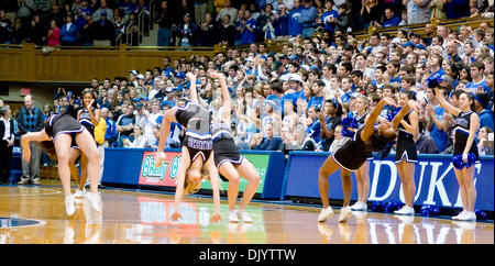 11 déc., 2010 - Durham, Caroline du Nord, États-Unis d'Amérique - Duc cheerleaders en action. Duc bat Saint Louis 84-47 à Cameron Indoor Stadium (crédit Image : © Mark Abbott Global/ZUMAPRESS.com)/Southcreek Banque D'Images