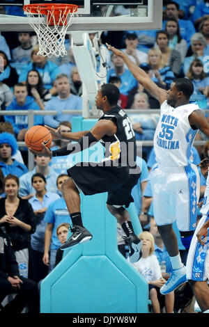 11 déc., 2010 - Chapel Hill, North Carolina, United States of America - North Carolina Tar Heels guard Reggie Bullock (35) défend Long Beach State 49ers guard Casper Ware (22) Comme il conduit au panier.Caroline du Nord bat Long Beach State 96-91 au Centre Dean Smith dans la région de Chapel Hill en Caroline du Nord. (Crédit Image : © Anthony Barham/global/ZUMAPRESS.com) Southcreek Banque D'Images