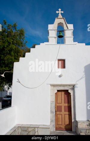 Grèce, Groupe d'îles des Cyclades, Mykonos, Hora. Sur le toit typique blanchi à la chaux montrant l'architecture traditionnelle des Cyclades. Banque D'Images