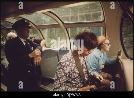 Les amateurs de profiter de l'OBSERVATION DE L'APPAREIL PHOTO À BORD DE VOITURE DE L'EXPO 74 COMME LE TRAIN DE VOYAGEURS PASSE PAR LA CASCADE... 556117 Banque D'Images