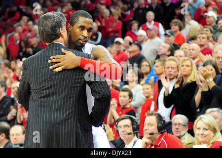 11 déc., 2010 - Louisville, Kentucky, États-Unis d'Amérique - Louisville Cardinals entraîneur-chef Rick Pitino félicite Louisville Cardinals guard Chris Smith (5) après avoir 17 points et 6 rebonds. Louisville Cardinals défait UNLV rebelles 77 - 69 au KFC Yum Center de Louisville, Kentucky. (Crédit Image : © Scott Davis/ZUMAPRESS.com) Southcreek/mondial Banque D'Images