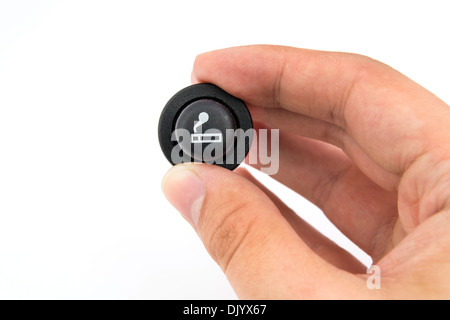 Main tenant allume-cigare de votre voiture sur fond blanc Banque D'Images