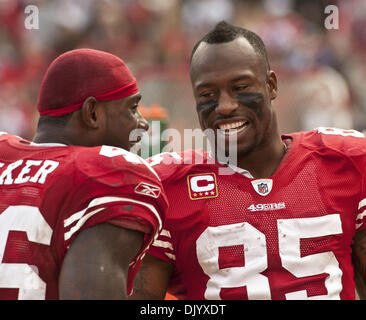12 déc., 2010 - San Francisco, CA, USA - San Francisco 49ers Seattle Seahawks vs à Candlestick Park Dimanche, 12 décembre 2010. San Francisco 49ers tight end Delanie Walker (46) et à la main l'extrémité Vernon Davis (85) en tenant à l'écart.. 49ers Seahawks battre 40 à 21. (Crédit Image : © Al/ZUMAPRESS.com) Golub Banque D'Images