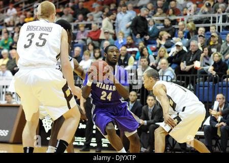 Le 12 décembre 2010 - Saint Bonaventure, New York, États-Unis d'Amérique - Niagara Purple Eagles guard Kevon Moore (24) cherche à diviser le saint Bonaventure pour la première moitié de la défense panier. Défait Niagara Saint Bonaventure 69-61 pour gagner leur huitième contre détroit le Bonnies dans les aigles pourpres voyage seulement cette année pour le Bob Lanier Cour à l'Reilly Centre à saint Bonaventure, New Yor Banque D'Images