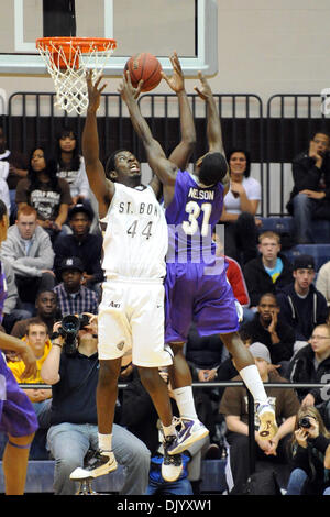 Le 12 décembre 2010 - Saint Bonaventure, New York, États-Unis d'Amérique - Saint Bonaventure Bonnies présenté Andrew Nicholson (44) Purple Eagles Niagara batailles guard Anthony Nelson (31) pour la première moitié de remontée. Défait Niagara Saint Bonaventure 69-61 pour gagner leur huitième contre détroit le Bonnies dans les aigles pourpres voyage seulement cette année pour le Bob Lanier Cour à l'Reilly Centre à S Banque D'Images