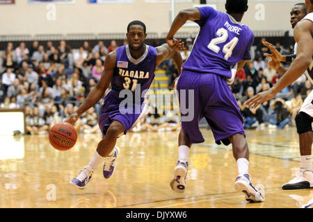 Le 12 décembre 2010 - Saint Bonaventure, New York, États-Unis d'Amérique - Niagara Purple Eagles guard Anthony Nelson (31) utilise le dispositif tout en conduisant autour de la défense de saint Bonaventure dans la première moitié. Défait Niagara Saint Bonaventure 69-61 pour gagner leur huitième contre détroit le Bonnies dans les aigles pourpres voyage seulement cette année pour le Bob Lanier Cour à l'Reilly Centre à St. Bonav Banque D'Images