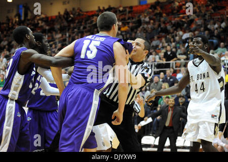 Le 12 décembre 2010 - Saint Bonaventure, New York, États-Unis d'Amérique - Saint Bonaventure Bonnies présenté Andrew Nicholson (44) points au Niagara Purple Eagles avant Eric Williams (15) à la suite d'une altercation dans la peinture en tant qu'arbitre et séparer les deux coéquipiers de Niagara dans la seconde moitié. Défait Niagara Saint Bonaventure 69-61 pour gagner leur huitième contre le détroit de Bonnies th Banque D'Images