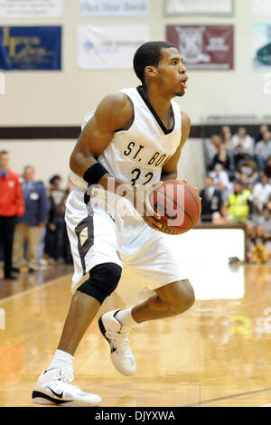 Le 12 décembre 2010 - Saint Bonaventure, New York, États-Unis d'Amérique - Saint Bonaventure Bonnies guard Michael Davenport (32) s'arrête à l'escadre après avoir attrapé la deuxième moitié col comme Niagara défait saint Bonaventure 69-61 pour gagner leur huitième contre détroit le Bonnies dans les aigles pourpres voyage seulement cette année pour le Bob Lanier Cour à l'Reilly Centre à saint Bonaventure, NW Banque D'Images