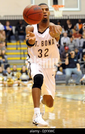 Le 12 décembre 2010 - Saint Bonaventure, New York, États-Unis d'Amérique - Saint Bonaventure Bonnies guard Michael Davenport (32) vaisselle la balle au second semestre contre Niagara. Défait Niagara Saint Bonaventure 69-61 pour gagner leur huitième contre détroit le Bonnies dans les aigles pourpres voyage seulement cette année pour le Bob Lanier Cour à l'Reilly Centre à saint Bonaventure, New York. (Crédit Banque D'Images