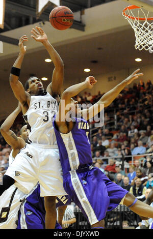 Le 12 décembre 2010 - Saint Bonaventure, New York, États-Unis d'Amérique - Saint Bonaventure Bonnies guard Michael Davenport (32) tente de tirer vers le bas l'offensive rebound over Niagara Purple Eagles guard Malcolm Lemmons (1) dans la deuxième moitié. Défait Niagara Saint Bonaventure 69-61 pour gagner leur huitième contre détroit le Bonnies dans les aigles pourpres voyage seulement cette année pour le Bob Lanier Co Banque D'Images