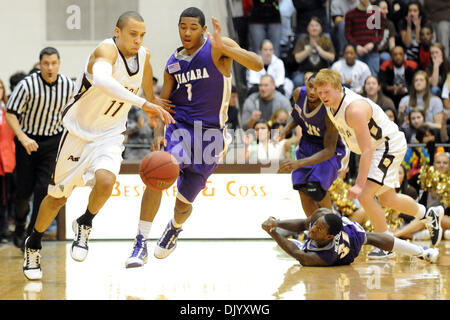 Le 12 décembre 2010 - Saint Bonaventure, New York, États-Unis d'Amérique - Saint Bonaventure/avant garde Bonnies Demitrius Conger (11) cour jusqu'après la seconde moitié turn-over par Niagara Purple Eagles guard Anthony Nelson (31). Défait Niagara Saint Bonaventure 69-61 pour gagner leur huitième contre détroit le Bonnies dans les aigles pourpres voyage seulement cette année à la Cour à Bob Lanier Banque D'Images