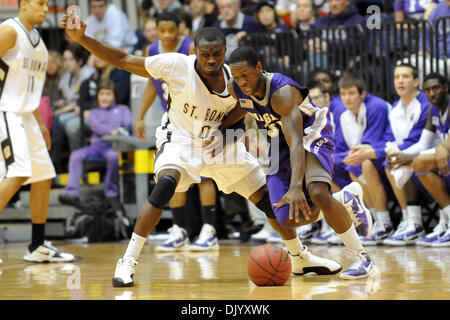 Le 12 décembre 2010 - Saint Bonaventure, New York, États-Unis d'Amérique - Niagara Purple Eagles guard Anthony Nelson (31) s'appuie sur saint Bonaventure Bonnies guard Ogo Adegboye (0) tout en essayant de se déplacer autour de la cour dans la seconde moitié. Défait Niagara Saint Bonaventure 69-61 pour gagner leur huitième contre détroit le Bonnies dans les aigles pourpres voyage seulement cette année à la Cour Bob Lanier Banque D'Images