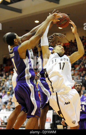 Le 12 décembre 2010 - Saint Bonaventure, New York, États-Unis d'Amérique - Saint Bonaventure/avant garde Bonnies Demitrius Conger (11) Purple Eagles Niagara batailles guard Malcolm Lemmons (1) et saint Bonaventure Bonnies avant Da'Quan Cook (43) pour le deuxième semestre rebond. Défait Niagara Saint Bonaventure 69-61 pour gagner leur huitième contre détroit le Bonnies dans la pourpre blanche seulement tri Banque D'Images