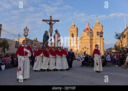 Statues représentant les stations de la Croix au cours de la passion du Christ sont paradés le Vendredi saint dans les villes de Malte. Banque D'Images