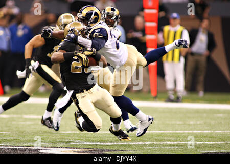 12 déc 2010 : New Orleans Saints Reggie Bush running back (25) obtient la tête tournée sur un jeu par Saint Louis Rams safety Oshiomogho Atogwe (21) au cours de l'action de jeu entre les New Orleans Saints et les Rams de Saint-Louis à la Louisiana Superdome à la Nouvelle Orléans, Louisiane. Saints gagner 31-13. (Crédit Image : © Donald Page/global/ZUMAPRESS.com) Southcreek Banque D'Images