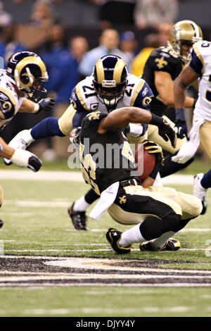 12 déc 2010 : New Orleans Saints Reggie Bush running back (25) obtient la tête tournée sur un jeu par Saint Louis Rams safety Oshiomogho Atogwe (21) au cours de l'action de jeu entre les New Orleans Saints et les Rams de Saint-Louis à la Louisiana Superdome à la Nouvelle Orléans, Louisiane. Saints gagner 31-13. (Crédit Image : © Donald Page/global/ZUMAPRESS.com) Southcreek Banque D'Images